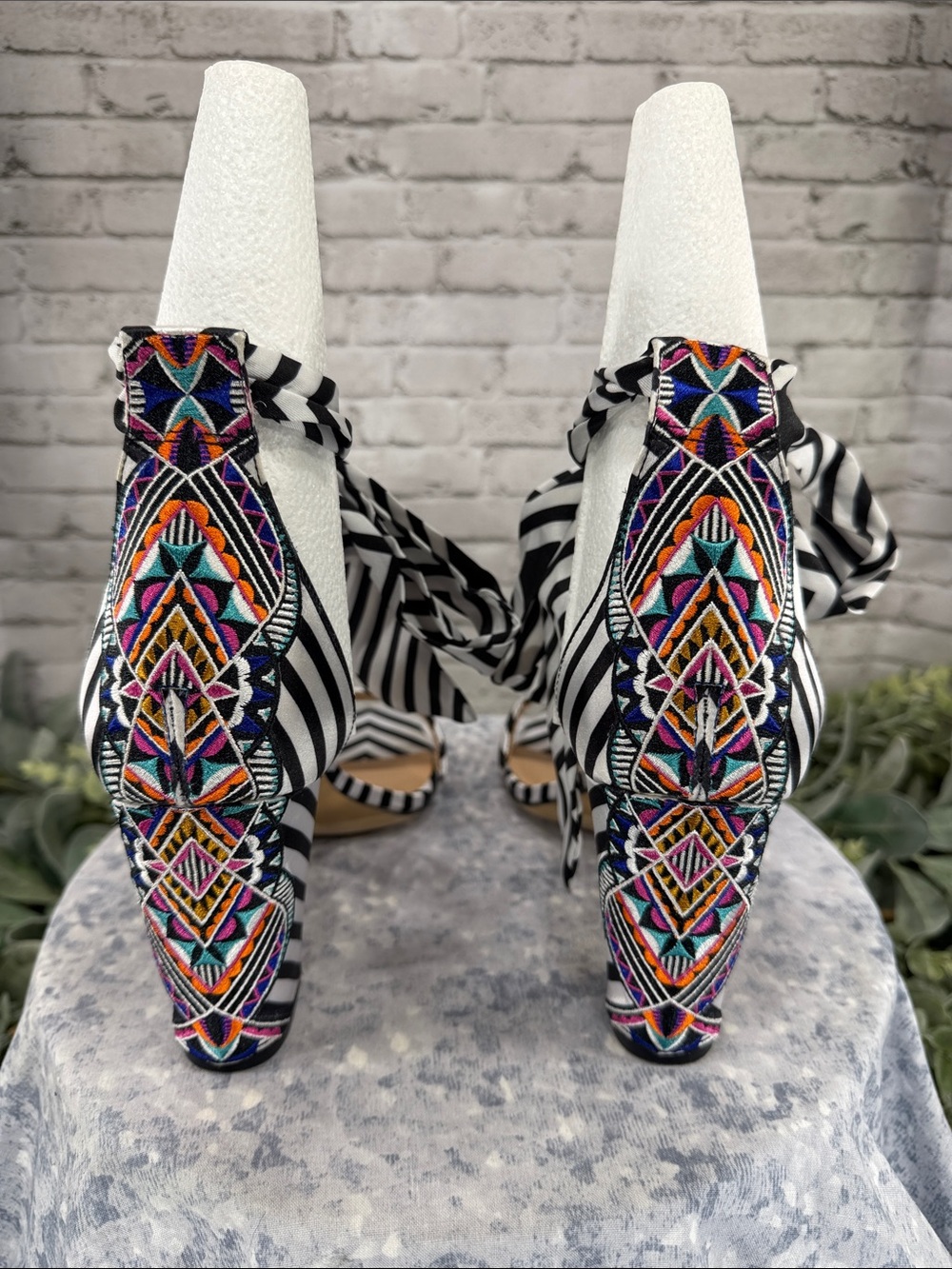 INC - “Kanata” Black & White Fabric Stripe Embroidered Tribal Print Heels WMS 10 - Picture 3 of 11